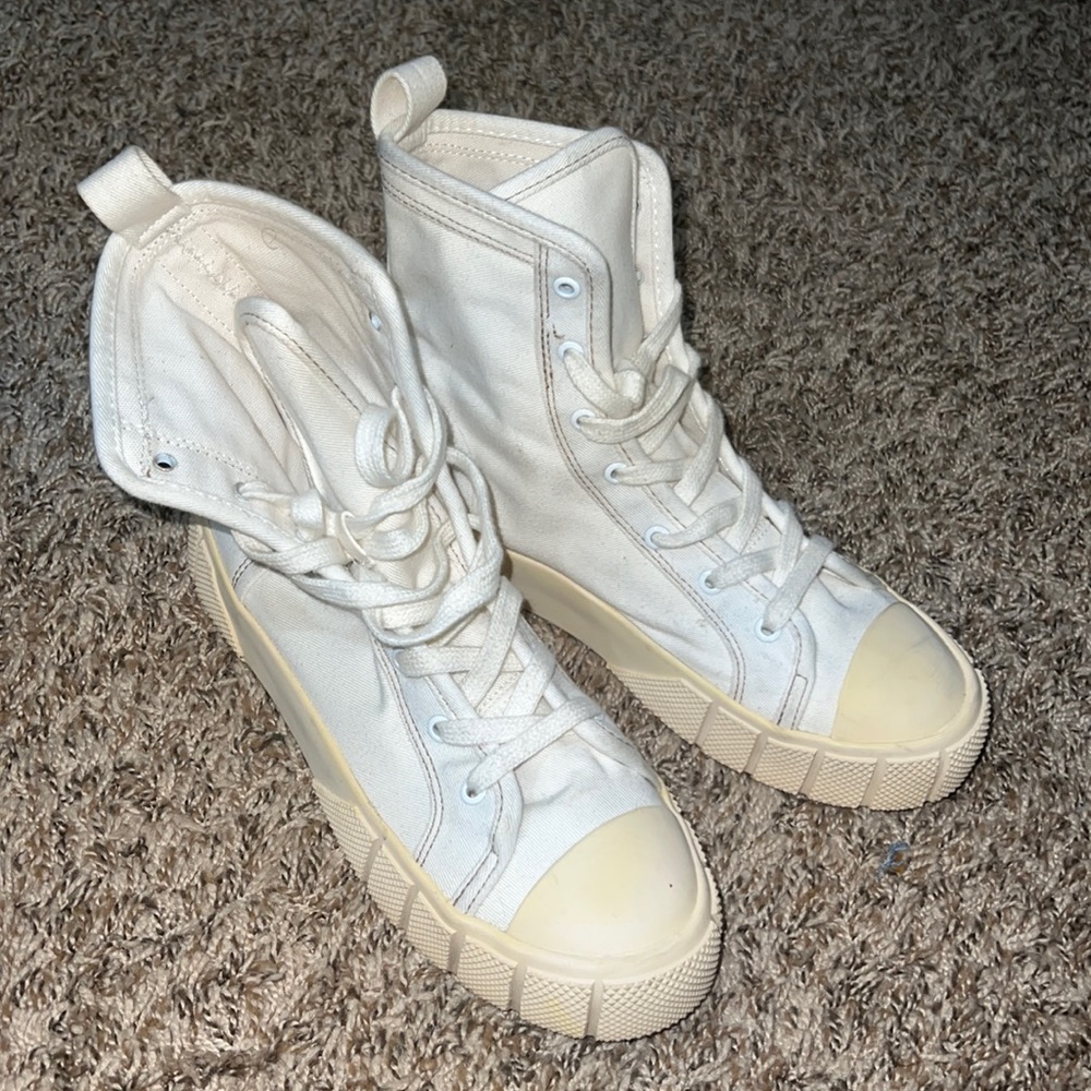 High top sneaker